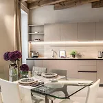 Seety Porta Romana Statue Apartment Mailand