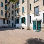 Guesthost - Relaxing Wooden Lejlighed Milano