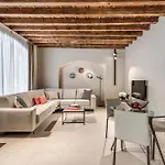 Apartment Seety Porta Romana Statue