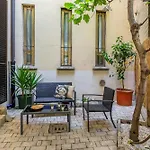 Entire With Patio In The Isola Area Apartmán