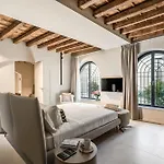 Seety Porta Romana Statue Apartment