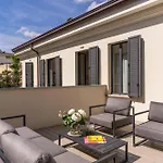 Seety Porta Romana Statue Apartment