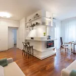 アパート Oasi Mezzofanti - Duomo, Citta Studi & Aeroporto Linate ミラノ