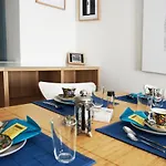 10 Min - Bright & Modern, Up To 5 Beds *