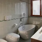 Elegante - 2 Camere, 2 Bagni, Garage E Balcone