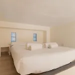 Guesthost - Cozy Loft With Mezzanine شقة *