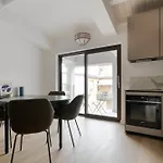 Guesthost - Modern Terrace Flat In Solari Area