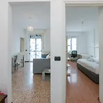 Homelovers Bright And White House Navigli District شقة ميلان