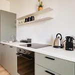 Apartment Modern And Strategic 1-br Flat C - Station