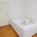 Isola - 2 Bedrooms - Free Parking