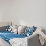 Homelovers Bright And White House Navigli District *