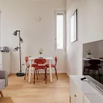Just Urban - Modern And Strategic 1-br Flat A - Station