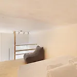 Guesthost - Cozy Loft With Mezzanine شقة *