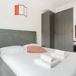 Guesthost - Modern Terrace Flat In Solari Area Milano