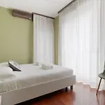 Guesthost - Porta Romana Balcony Flat Appartement *