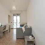 Homelovers Bright And White House Navigli District Apartment Mailand