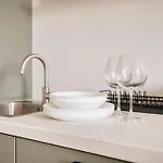 Just Urban - Modern And Strategic 1-br Flat C - Station