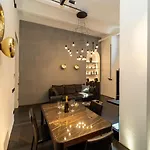 Elegant And Spacious Loft Downtown In The Fashion District ميلان