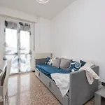 Homelovers Bright And White House Navigli District Apartment Mailand