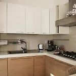 Apartament Elegante - 2 Camere, 2 Bagni, Garage E Balcone