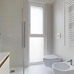 Guesthost - Modern Terrace Flat Lambrate *