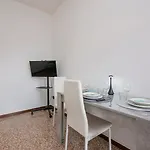 Homelovers Bright And White House Navigli District * ميلان