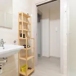 Guesthost - Cozy Loft With Mezzanine شقة