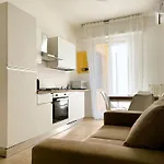 Modern Apt, 25 Min Duomo, Metro 5 Min & Wifi דירה מילאנו