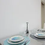 Homelovers Bright And White House Navigli District Milano