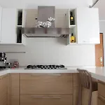 Elegante - 2 Camere, 2 Bagni, Garage E Balcone *