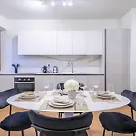 Centre Luxury, 2bdr, Sleeps 5 * מילאנו