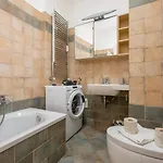 Homelovers Bright And White House Navigli District Mailand