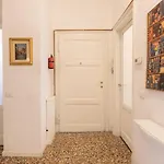 Vintage Chic Flat Steps From Fiera & Wi-fi Daire