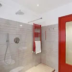 Rosso A Milano, Vicino Allo Ieo * ミラノ