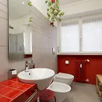 Rosso A Milano, Vicino Allo Ieo * ミラノ