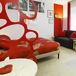 Rosso A Milano, Vicino Allo Ieo