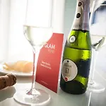 Glam 4*