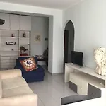 Leoni Charminghouse ميلان