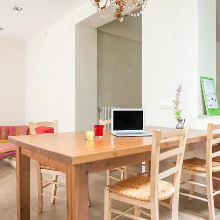 Apartment Plum Guide - Bartender Milan