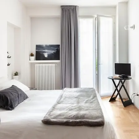 Plum Guide - Napoleon's Delight Apartment Milan
