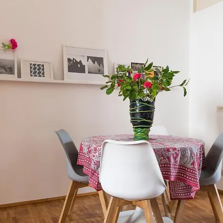 Plum Guide - Shearwater Apartment Milan