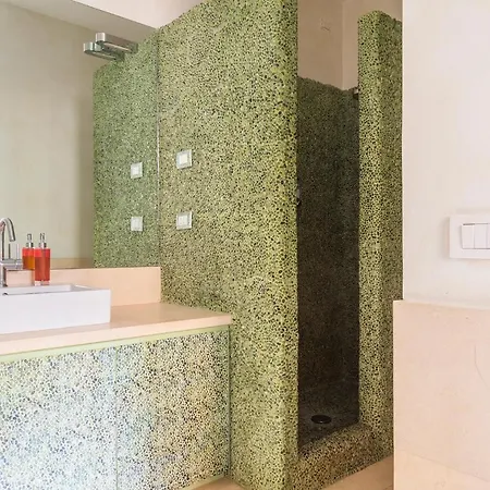 Apartment Plum Guide - Bartender Milan