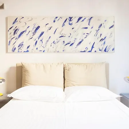Plum Guide - Palm Fronds * Milano