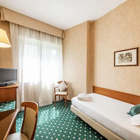 Отель Ascot 4*