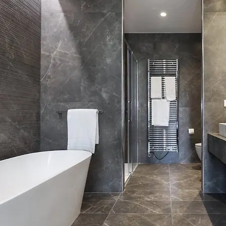 Elegant Urban Retreat In The Heart Of - Brera 아파트