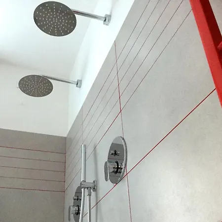 Rosso A Milano, Vicino Allo Ieo Milano