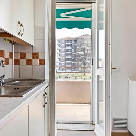 Apartment Red Subway Line Modern Flat *