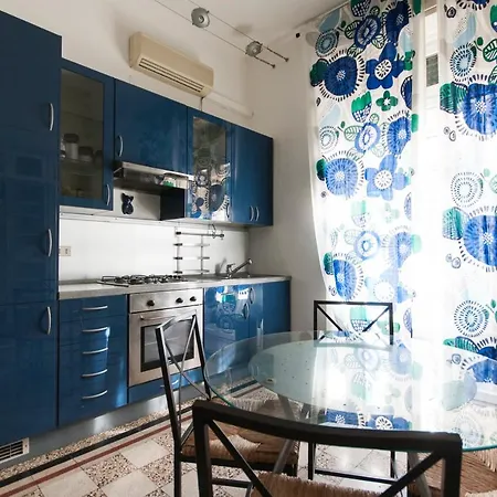Intimate With Balcony In Navigli Area Milan