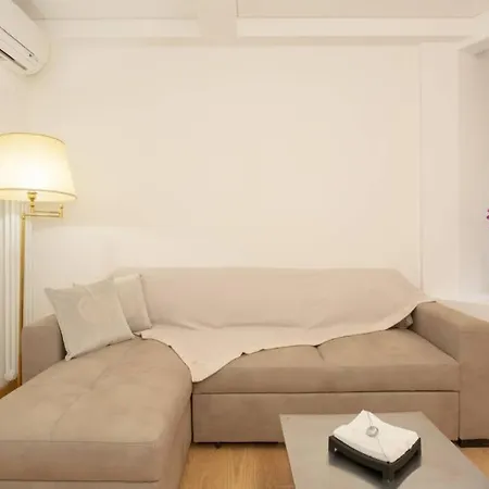 Parisienne Porta Romana Apartment