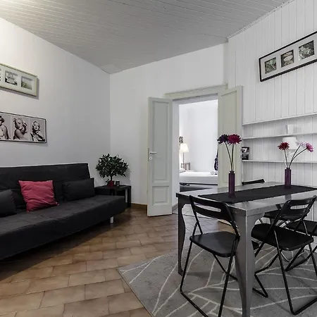 Apartment Grazioso Trilocale P.venezia-duomo Milan